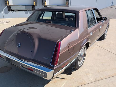Used 1987 Lincoln Continental Signature RWD image 14