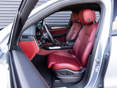 Certified 2023 Porsche Cayenne Turbo S AWD/4WD image 5