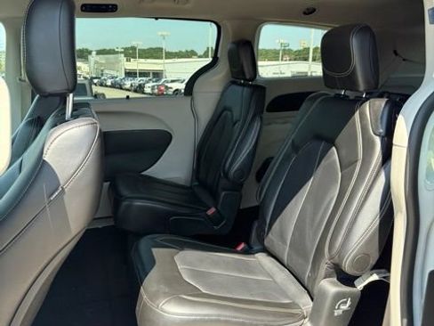 Used 2024 Chrysler Pacifica Touring-L FWD image 10