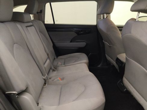 Used 2021 Toyota Highlander LE FWD image 19