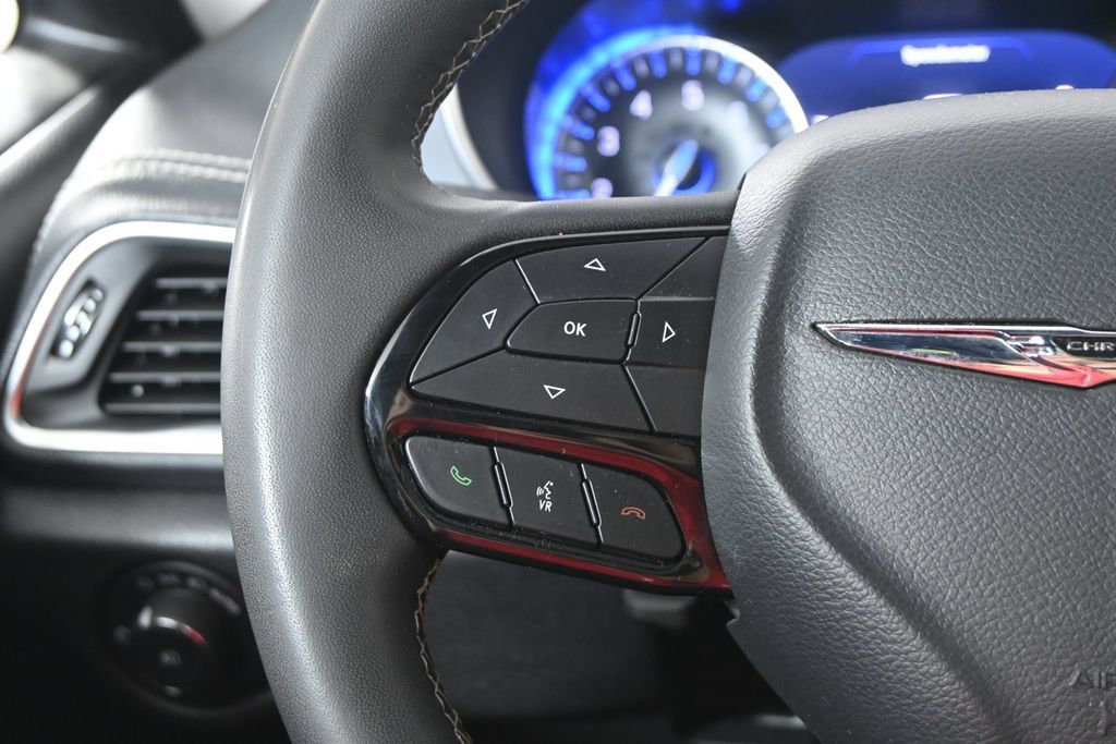 Used 2025 Chrysler Pacifica Limited FWD image 37