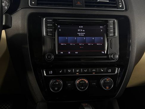 Used 2018 Volkswagen Jetta SEL FWD image 17