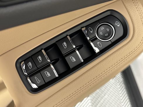 Certified 2025 Porsche Macan image 13