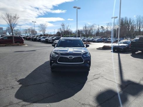 Used 2023 Toyota Highlander XLE image 2