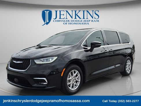 Used 2024 Chrysler Pacifica Touring-L FWD image 11