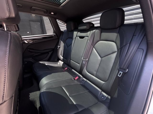 Certified 2024 Porsche Macan AWD/4WD image 25
