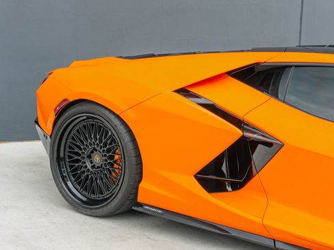 Used 2025 Lamborghini Revuelto AWD/4WD image 32