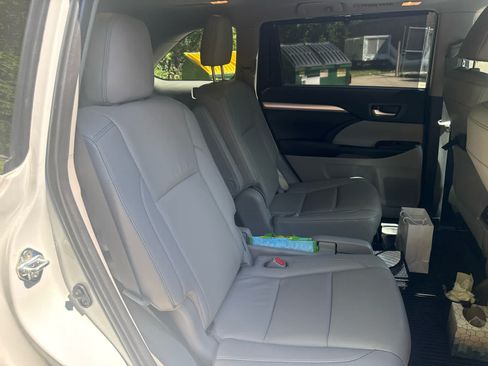Certified 2019 Toyota Highlander XLE AWD/4WD image 17