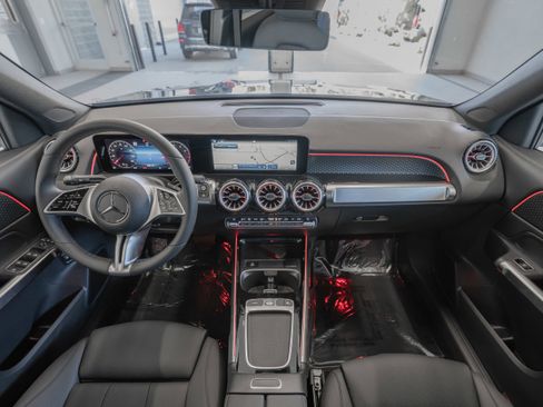 Used 2025 Mercedes-Benz GLB 250 image 8