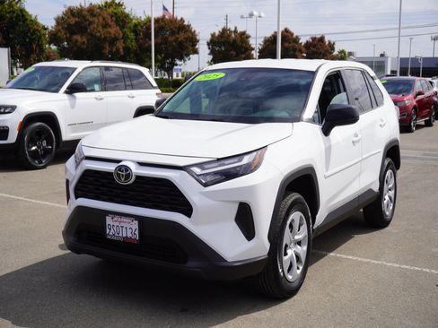 Used 2025 Toyota RAV4 LE AWD/4WD image 5