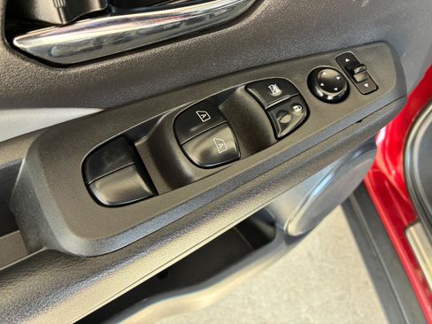 Used 2021 Nissan Kicks SR w/ SR Premium Package FWD image 9