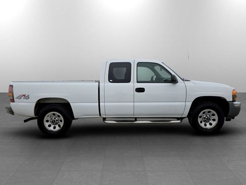 Used 2005 GMC Sierra 1500 W/T w/ Light Duty Power Package image 3