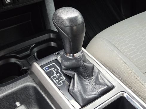 Used 2018 Toyota Tacoma SR5 AWD/4WD image 25