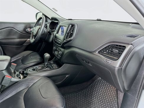 Used 2019 Jeep Cherokee Latitude Plus w/ Comfort/Convenience Group image 27