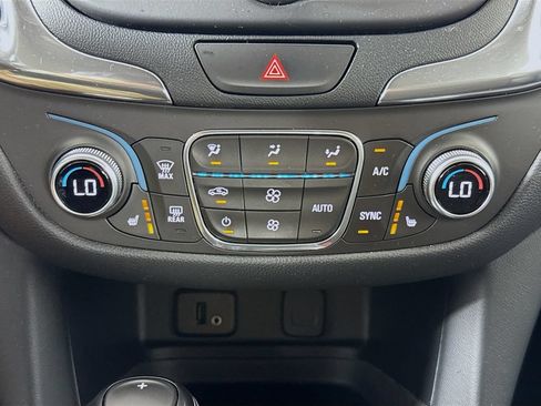 Used 2018 Chevrolet Equinox LT FWD image 15
