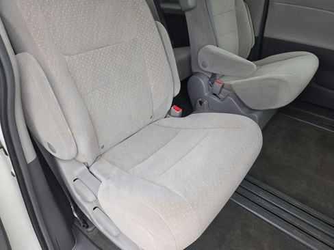 Used 2018 Toyota Sienna LE FWD image 20