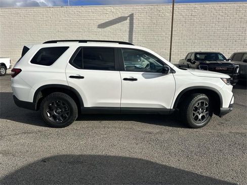Used 2024 Honda Pilot TrailSport image 3