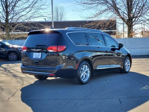 Certified 2018 Chrysler Pacifica Touring-L Plus w/ Tire & Wheel Group image 3
