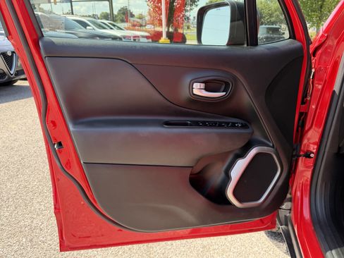 Used 2023 Jeep Renegade Latitude AWD/4WD image 14