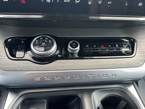 Used 2025 Ford Expedition Max Platinum AWD/4WD image 16