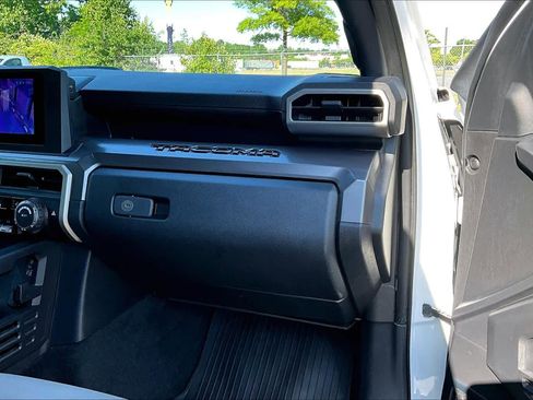 Certified 2024 Toyota Tacoma SR5 AWD/4WD image 38