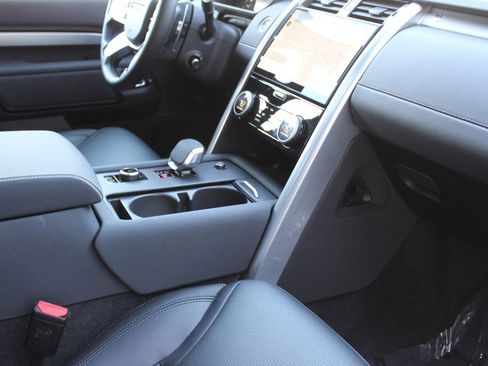 Used 2025 Land Rover Discovery Dynamic SE image 28