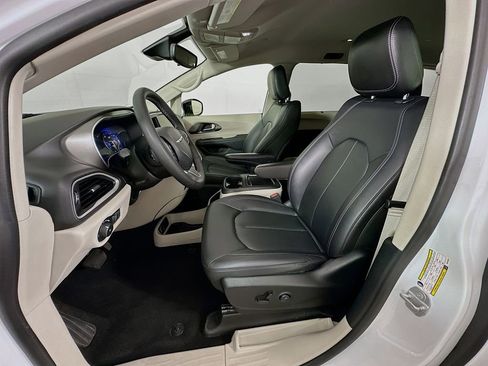 Used 2024 Chrysler Pacifica Touring-L image 20