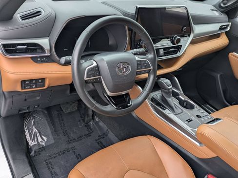 Used 2023 Toyota Highlander Platinum FWD image 16
