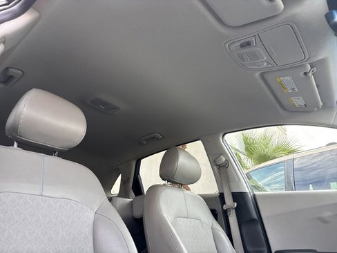 Used 2018 Kia Niro EX image 16