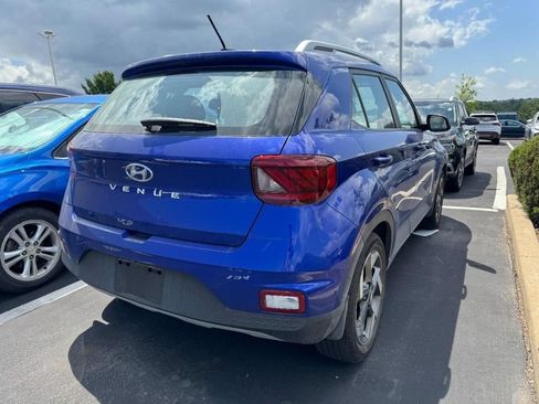 Used 2024 Hyundai Venue Limited FWD image 2