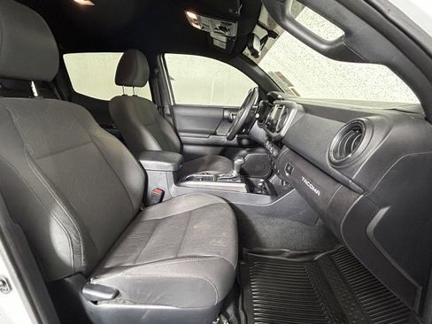 Used 2017 Toyota Tacoma TRD Off-Road w/ Tow Package (A/T) image 9
