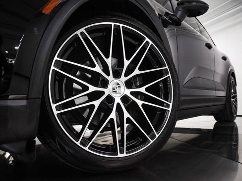 Certified 2025 Porsche Macan Electric image 12