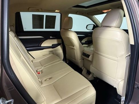 Used 2019 Toyota Highlander XLE FWD image 47