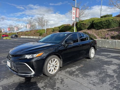 Used 2024 Toyota Camry LE image 3