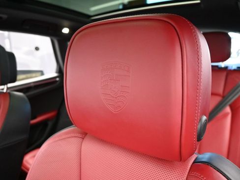 Used 2025 Porsche Macan AWD/4WD image 17