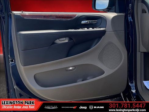 Used 2015 Chrysler Town & Country Touring w/ Driver Convenience Group FWD image 19