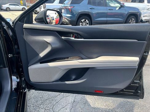 Used 2022 Toyota Camry SE image 12