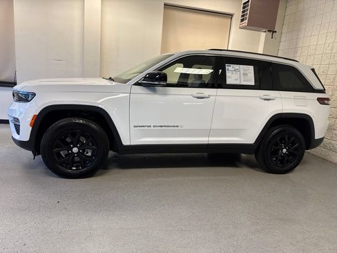 Used 2023 Jeep Grand Cherokee Limited AWD/4WD image 15