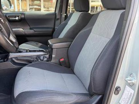 Used 2022 Toyota Tacoma TRD Sport w/ Technology Package AWD/4WD image 8