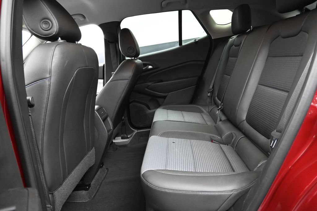 Used 2025 Chevrolet Trax LT w/ LT Convenience Package FWD image 24