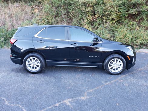 Used 2022 Chevrolet Equinox LT w/ Driver Convenience Package image 4
