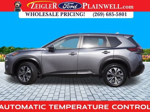 Used 2022 Nissan Rogue SV image 2