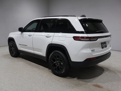 Certified 2025 Jeep Grand Cherokee Altitude AWD/4WD image 5