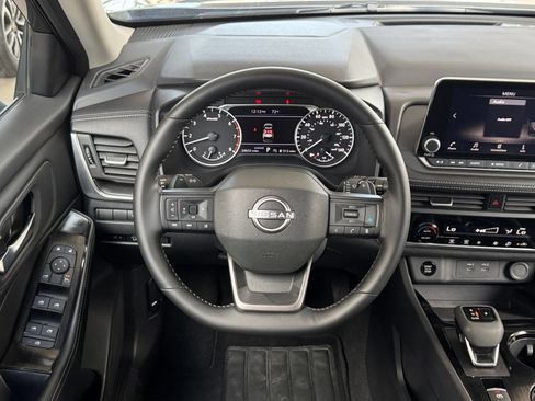 Used 2025 Nissan Rogue SV FWD image 30