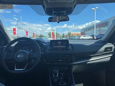 Used 2024 Nissan Rogue SV w/ SV Premium Package image 12