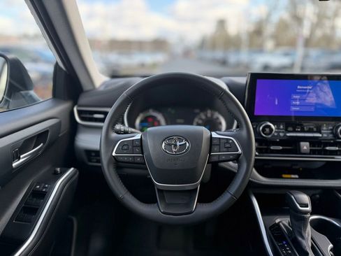 Certified 2025 Toyota Highlander XLE image 24