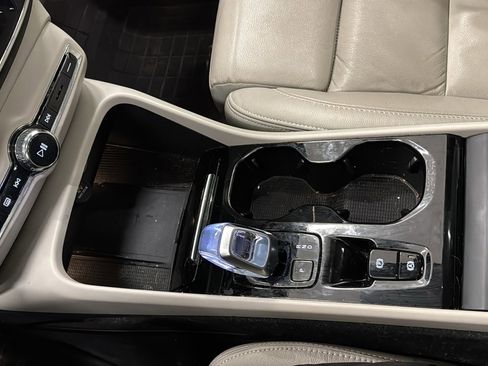 Certified 2023 Volvo XC40 B5 Plus w/ Climate Package image 20