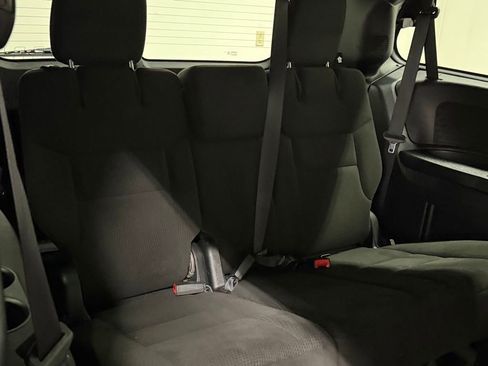 Used 2016 Dodge Grand Caravan SE FWD image 17