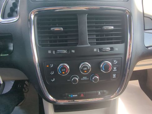 Used 2019 Dodge Grand Caravan SXT FWD image 19