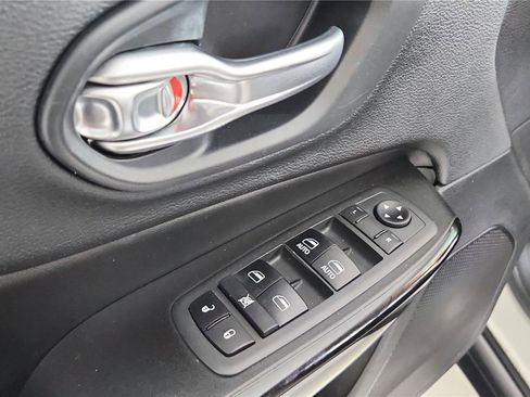 Used 2019 Jeep Cherokee Latitude Plus AWD/4WD image 11